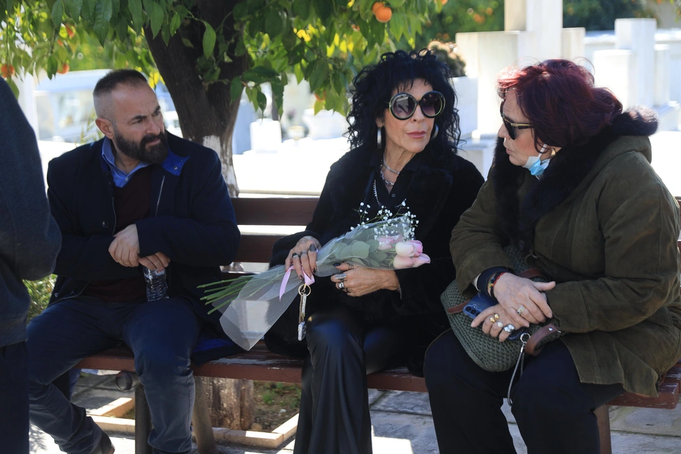 Καίτη Γκρέυ: Σε λαϊκό προσκύνημα η σορός της τραγουδίστριας