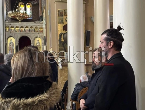 Τα αδέρφια Στρατάκη στην κηδεία του Μανώλη Λιδάκη