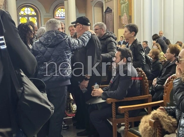 Ο Μάριος Φραγκούλης στην κηδεία του Μανώλη Λιδάκη