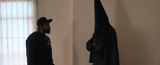 Ο Κάνιε Γουέστ φόρεσε στολή που θυμίζει Κου Κλουξ Κλαν και δήλωσε μετανιωμένος που έκανε παιδιά με την Καρντάσιαν