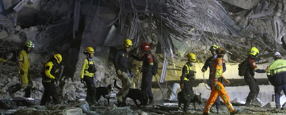 Διασωστικά συνεργεία μετά τον σεισμό