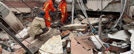 Διασώστες στα συντρίμμια κτιρίου στη Μιανμάρ