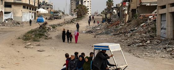 Στιγμιότυπο από τη βομβαρδισμένη Γάζα