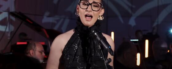 Η Κλαυδία ερμηνεύει το Mon Amour του Slimane