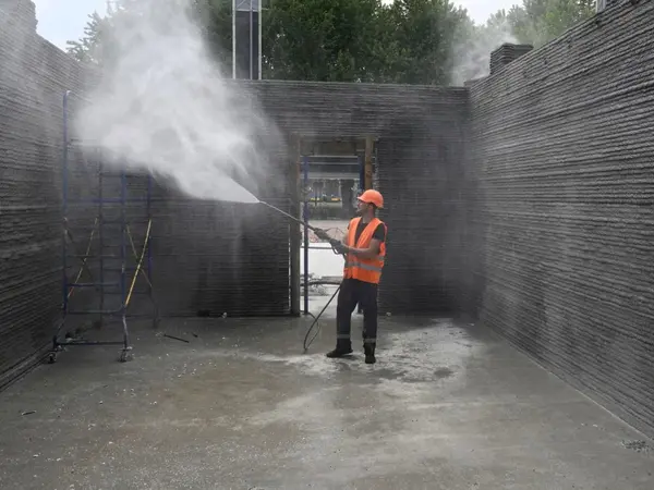 Τα σχολεία της Ουκρανίας έχουν υποστεί μεγάλες ζημιές και υπάρχει μια εντυπωσιακή λύση που έρχεται (Εικόνα: AFP)