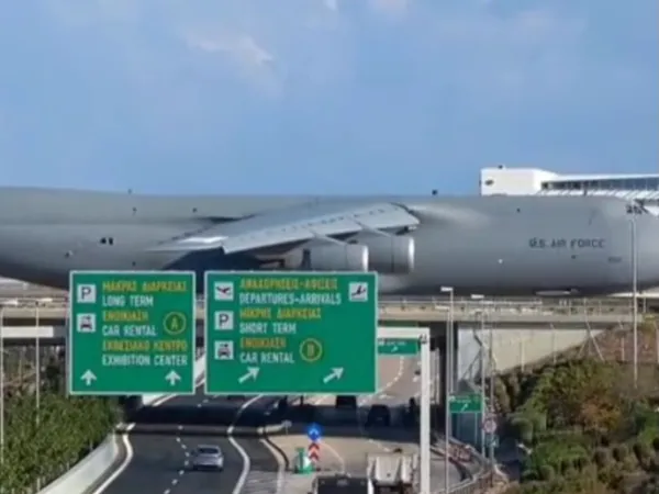 Το μεταγωγικό C-5 Galaxy σε γέφυρα στην Αττική Οδό