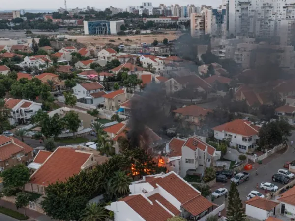 Καπνός μετά την επίθεση με ρουκέτα από τη Γάζα στο Ισραήλ