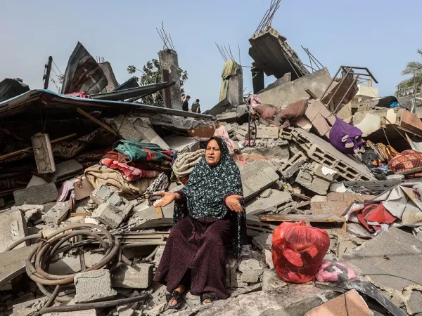 Γυναίκα στα συντρίμμια στη Γάζα