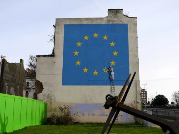 Κατεδαφίστηκε το κτίριο με την εμβληματική τοιχογραφία του Banksy για το Brexit