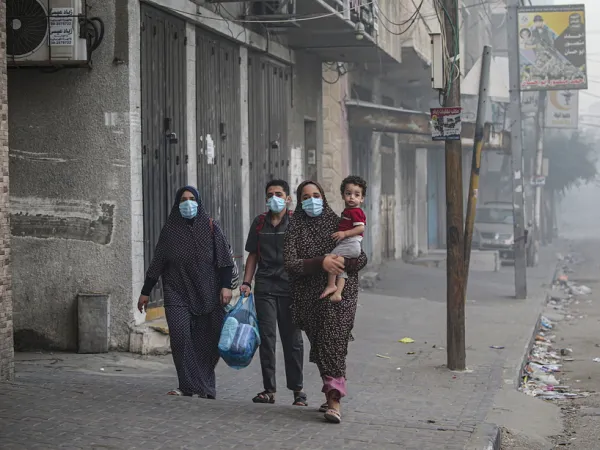Κάτοικοι της Γάζας απομακρύνονται με τα παιδιά τους