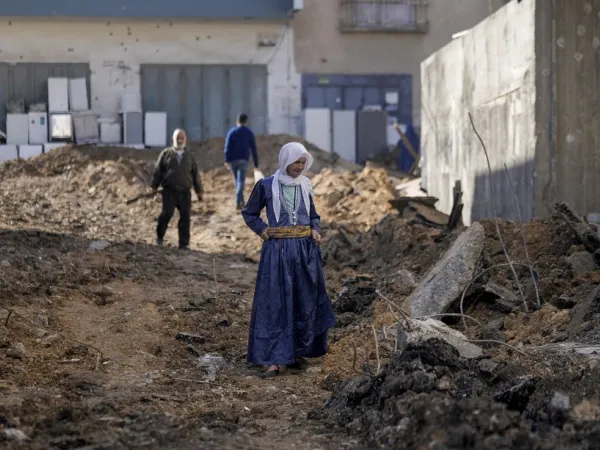 Γυναίκα σε συντρίμμια στην Παλαιστίνη