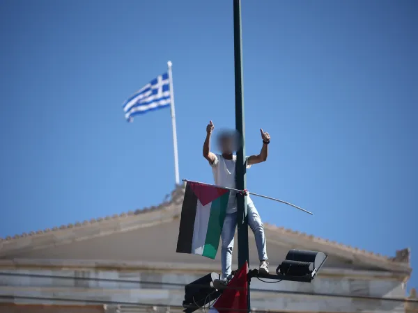 Παλαιστίνιος ύψωσε σημαία της Παλαιστίνης στο Σύνταγμα