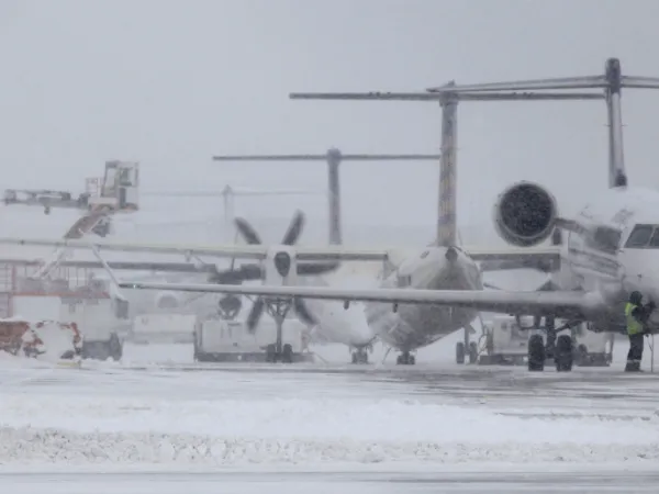 Χιονισμένα αεροπλάνα σε αεροδρόμιο της Γερμανίας