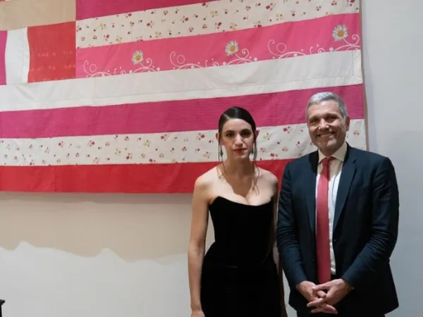 Η Γεωργία Λαλέ ποζάρει μπροστά από το έργο της, μαζί με τον Έλληνα πρόξενο, Ντίνο Κωνσταντίνου