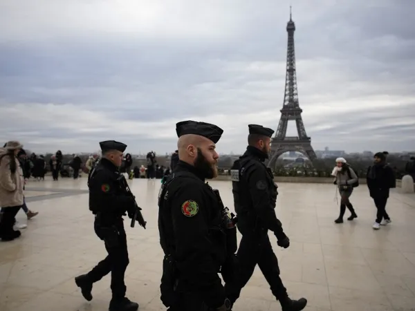 Επίθεση με μαχαίρι στο Παρίσι