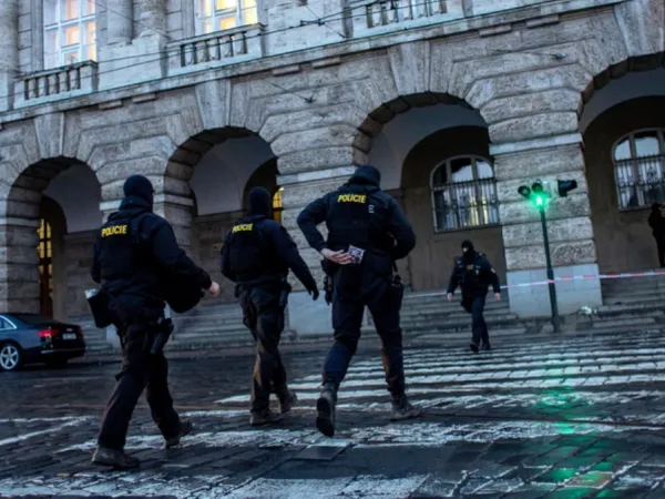 Αστυνομικοί περιπολούν μετά από μαζικούς πυροβολισμούς σε κτίριο του Πανεπιστημίου του Καρόλου στο κέντρο της Πράγας