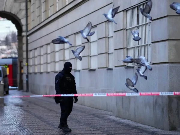 Αστυνομικός φυλάει τον χώρο έξω από το κτίριο του Πανεπιστημίου του Καρόλου στην Πράγα