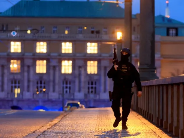 Ισχυρή αστυνομική παρουσία στην Πράγα, μετά το μακελειό στο Πανεπιστήμιο