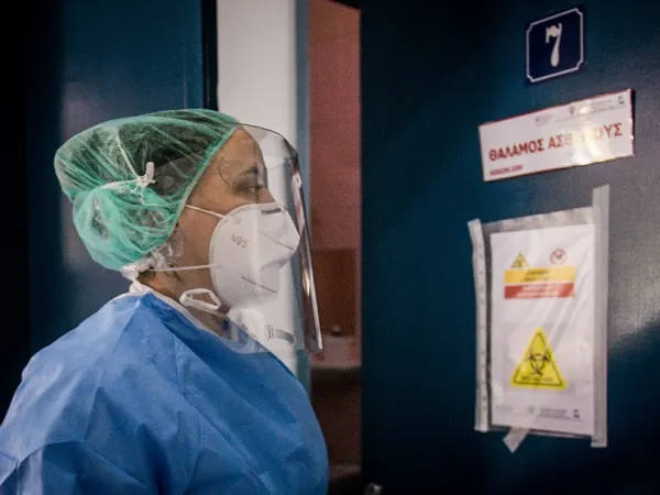 Νοσηλεύτρια στο νοσοκομείο «Σωτηρία» για τον κορονοϊό
