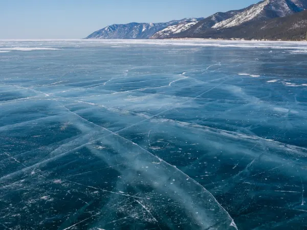 Η παγωμένη λίμνη Βαϊκάλη