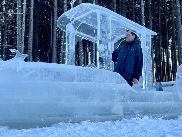 Ο ιδιοφυής γλύπτης μέσα στην παγωμένη βάρκα του