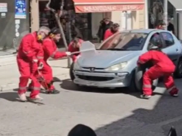 Καρναβαλιστές στο Αίγιο ντύθηκαν μηχανικοί Ferrari