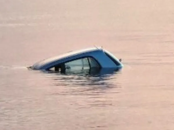 Αυτοκίνητο στη Χίο κατέληξε στη θάλασσα