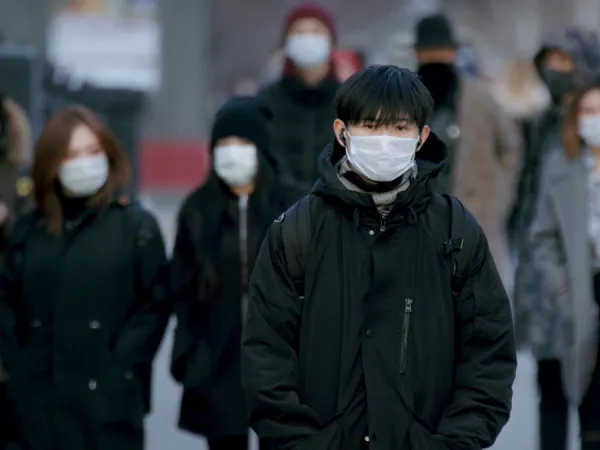 Πλήθος με μάσκες στην Ιαπωνία