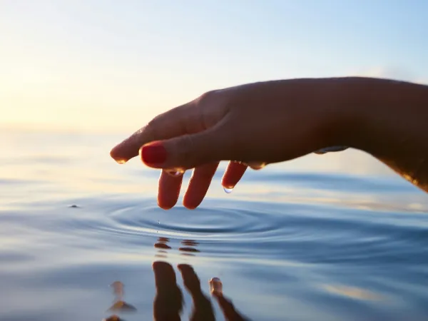 Χέρι γυναίκας στο νερό