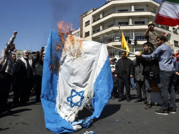 Ιρανοί διαδηλωτές καίνε σημαία του Ισραήλ