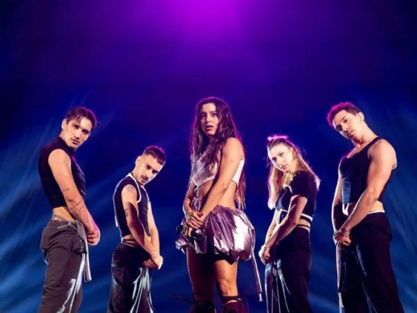 Η Μαρίνα Σάττι και οι χορευτές της που την πλασιώνουν στη σκηνή της Eurovision 2024