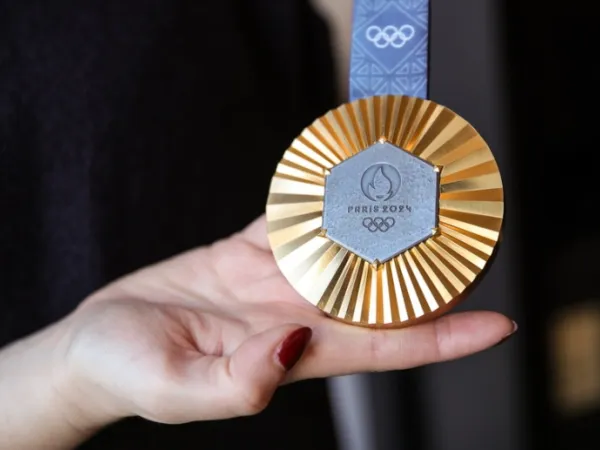 Το χρυσό μετάλλιο που θα δοθεί στους Ολυμπιονίκες στο Παρίσι