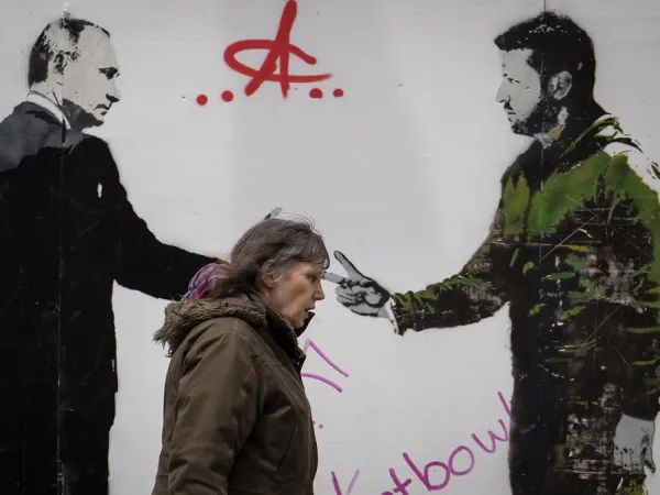 Πούτιν και Ζελένσκι παίζουν «πέτρα, ψαλίδι, χαρτί» - Γκραφίτι σε τοίχο του Λονδίνου
