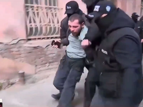 Αστυνομικοί στη Γεωργία χτυπούν ηγέτη της αντιπολίτευσς