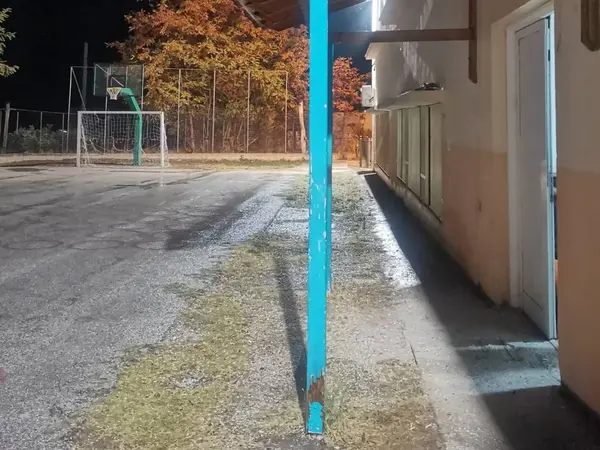 Σαπισμένη κολώνα σε σχολείο στη Θάσο