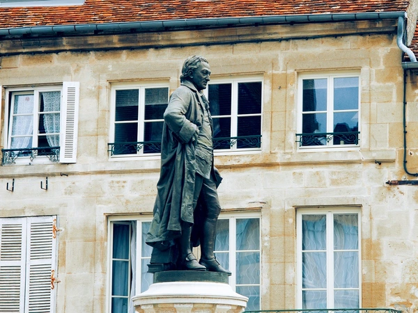 Άγαλμα του Ντενίς Ντιντερό στην πόλη Λανγκρ