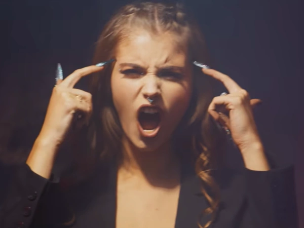 Η Μις Χιλή τραγουδάει για την μπάντα «Decessus»