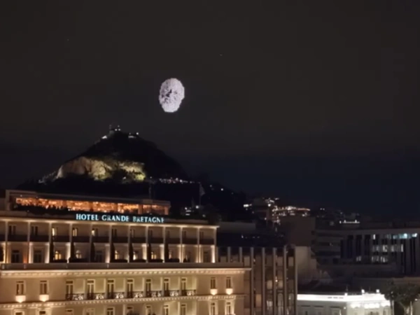 Drones σχημάτισαν το πρόσωπο του Διονύση Σαββόπουλου