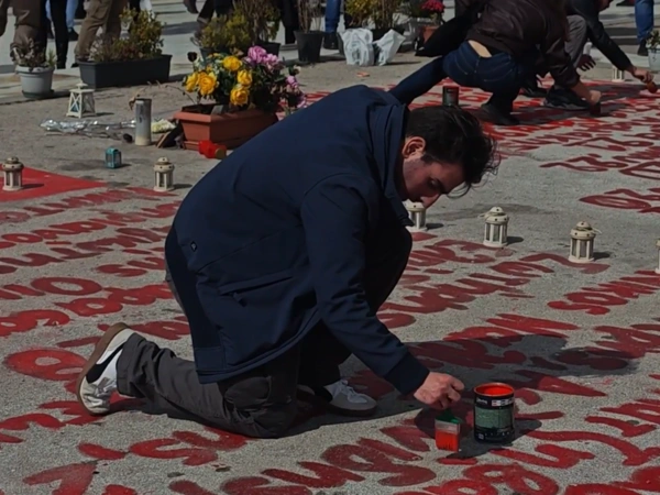 Φοιτητής ξαναγράφει το μνημείο των νεκρών στα Τέμπη