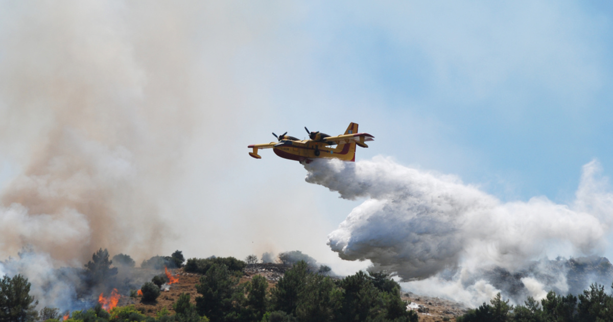 Μαίνεται κοντά σε σπίτια η φωτιά στη Σύρο: Ισχυροί άνεμοι πνέουν στην περιοχή - Εκκενώθηκε οικισμός