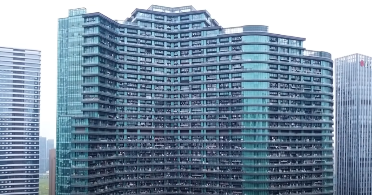 A residential building that can accommodate up to 30,000 people
