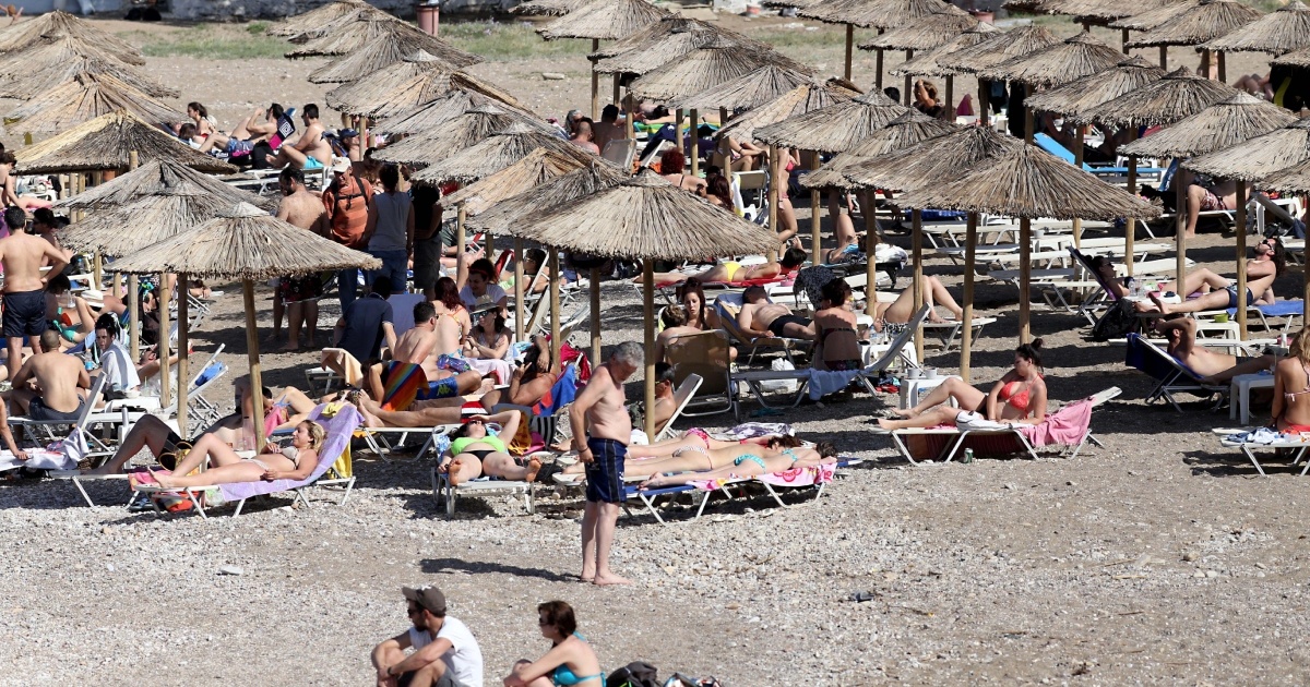 «Χρυσές» οι βουτιές στις παραλίες της Αττικής: Πόσα χρήματα «φεύγουν» για ένα μπάνιο