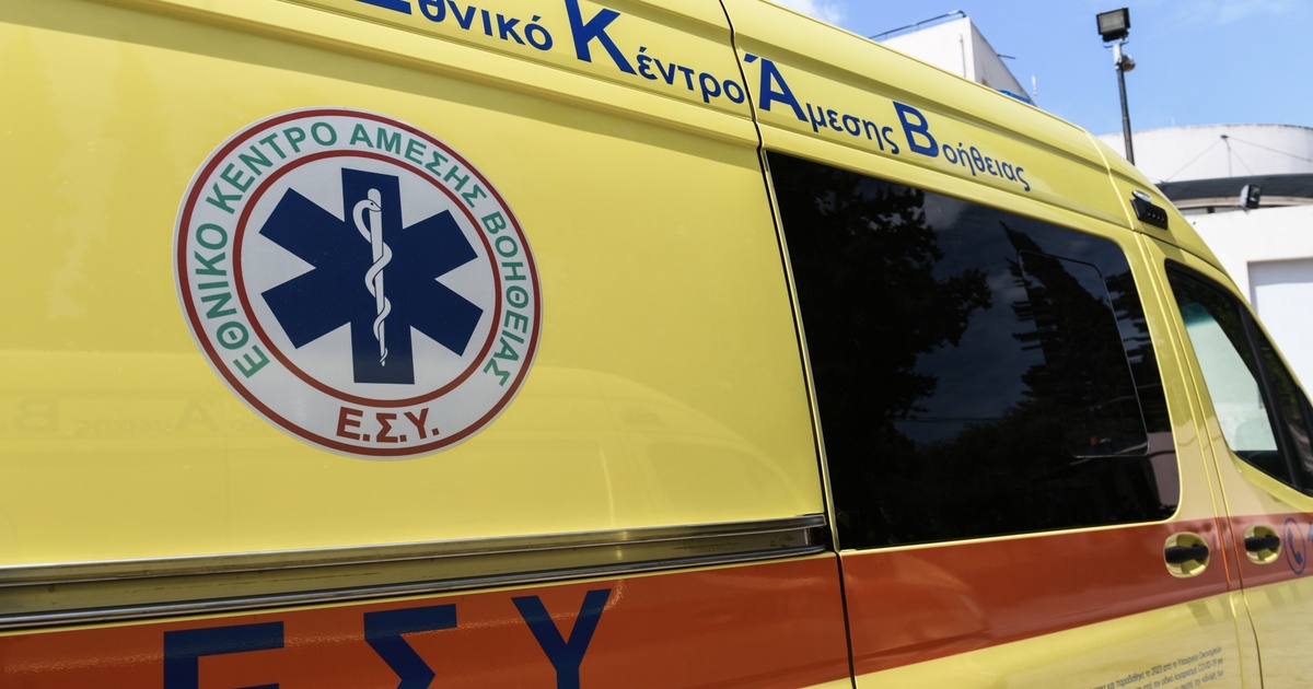 Ρόδος: Σκαρφάλωσε γυμνός σε ασθενοφόρο του ΕΚΑΒ και έπειτα πήδηξε στον δρόμο