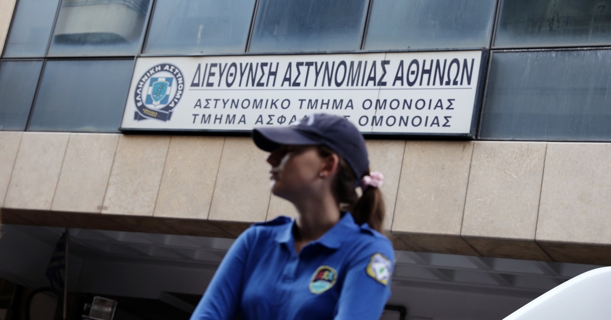 Υπόθεση βιασμού στο ΑΤ Ομόνοιας: Απαλλαγή των αστυνομικών από τις κατηγορίες, ζητά ο εισαγγελέας