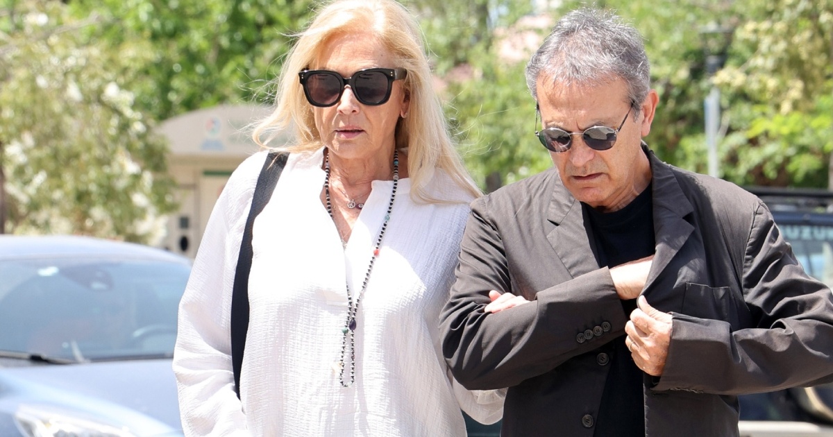 Άβολη στιγμή για τον Γιώργο Νταλάρα: Η σύζυγός του τον παίρνει από τις κάμερες για να μην μιλήσει