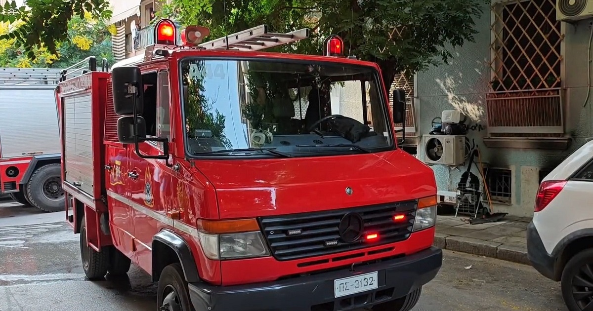 Φωτιά σε επιχείρηση στο Μενίδι: Διακοπή της κυκλοφορίας στη Λεωφόρο Δημοκρατίας