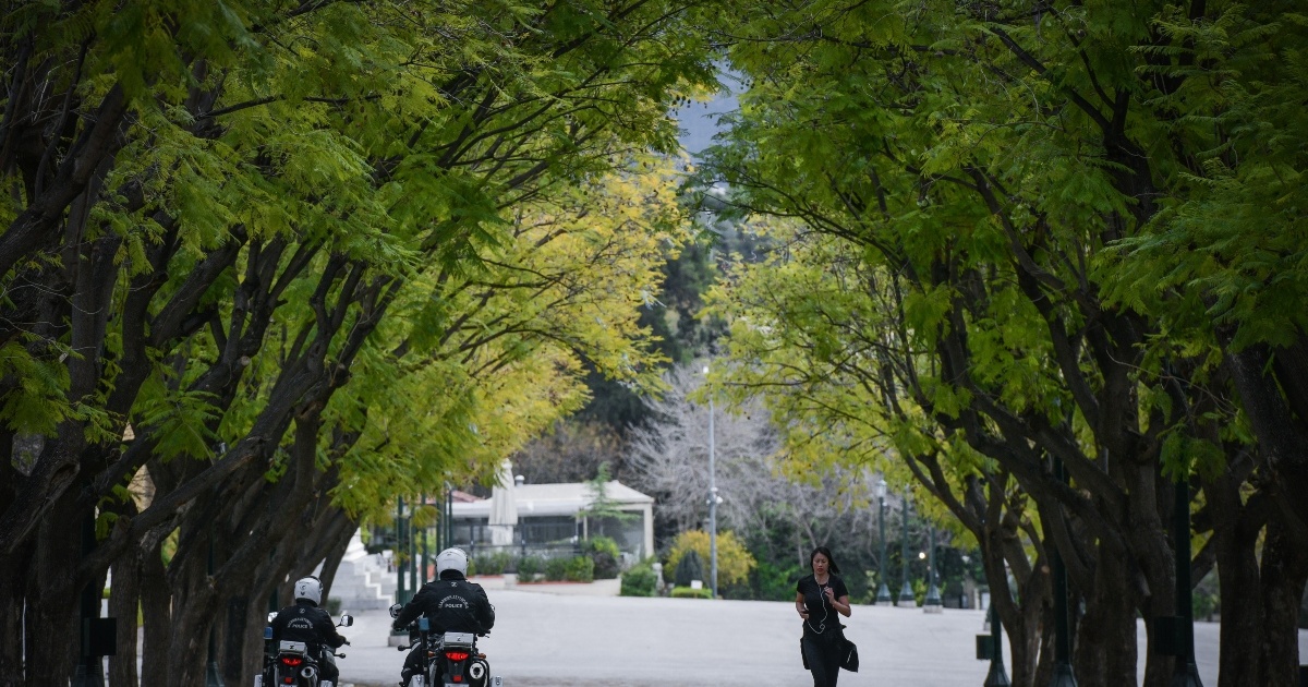 Ομοφοβική επίθεση στο Ζάππειο: Χειροπέδες σε τρεις νεαρούς μετά από κλήση στο «11414»