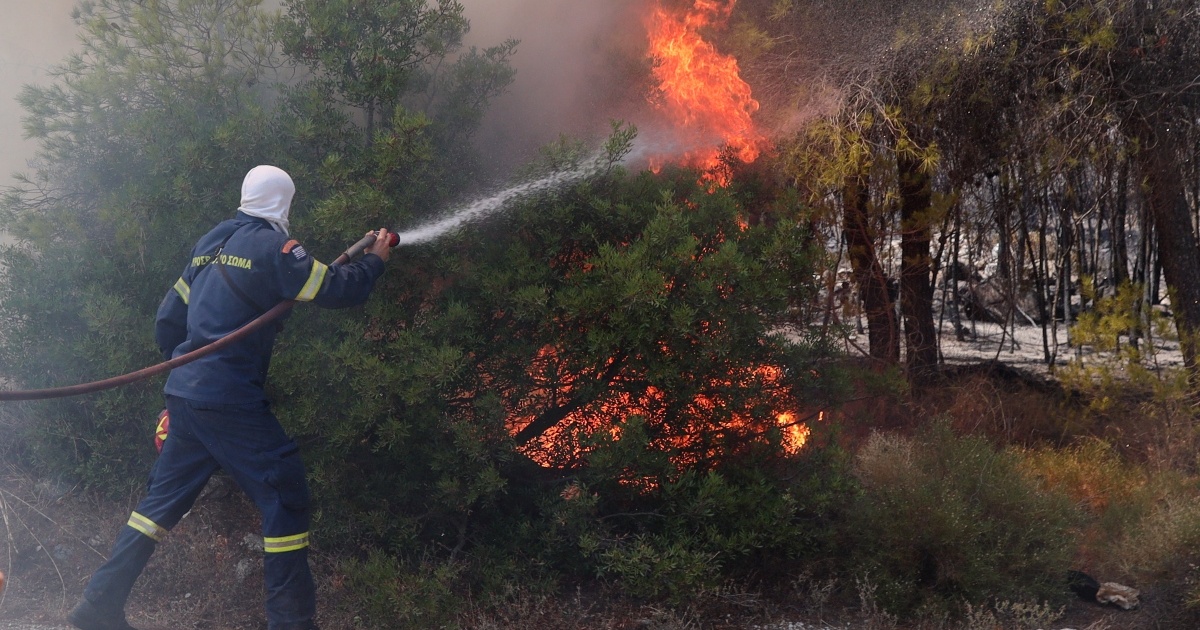 Φωτιά τώρα στη Λαυρεωτική - Έχουν σηκωθεί δύο ελικόπτερα