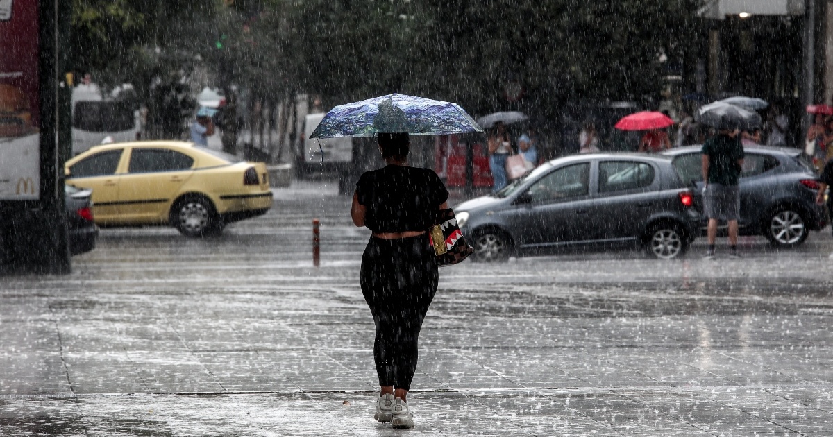 Μαύρισε ο ουρανός στην Αττική: Ξέσπασαν θυελλώδεις άνεμοι και καταιγίδα