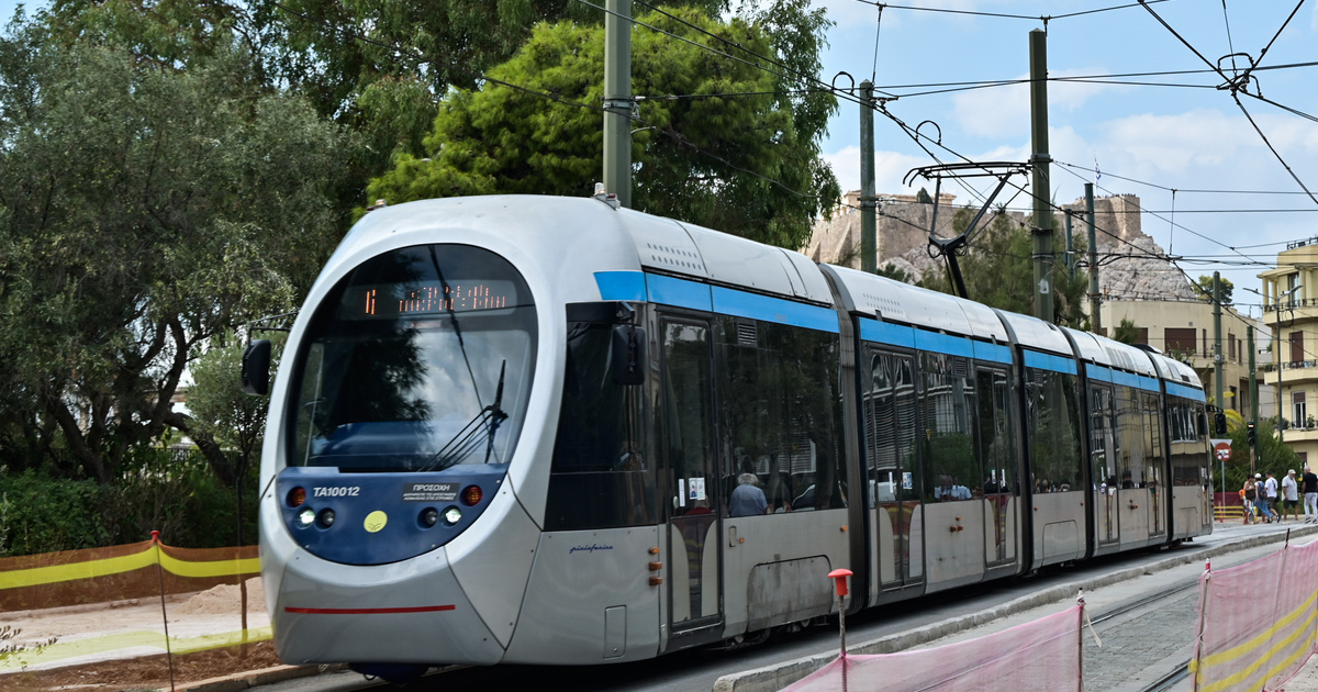 Φοβερά πράγματα: Οδηγός τραμ με τα πόδια στο χειριστήριο και τσιγάρο στο στόμα